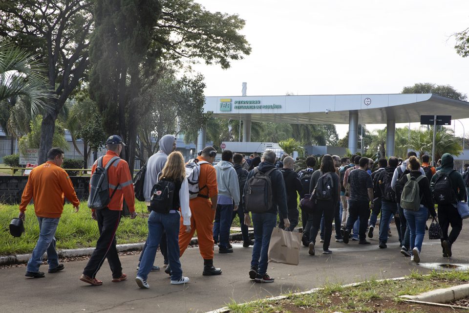 Ato dos trabalhadores próprios da Petrobrás em solidariedade aos grevistas da Ergo, empresa responsável pela Saúde da Replan (Foto: Guilherme Weimann)