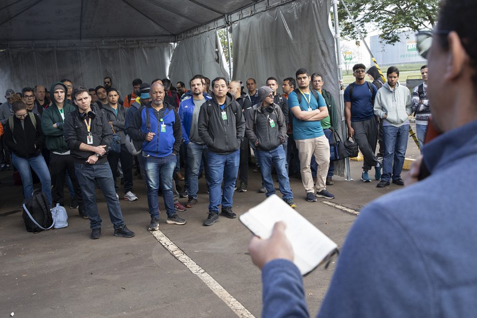 Ato dos trabalhadores próprios da Petrobrás em solidariedade aos grevistas da Ergo, empresa responsável pela Saúde da Replan (Foto: Guilherme Weimann)