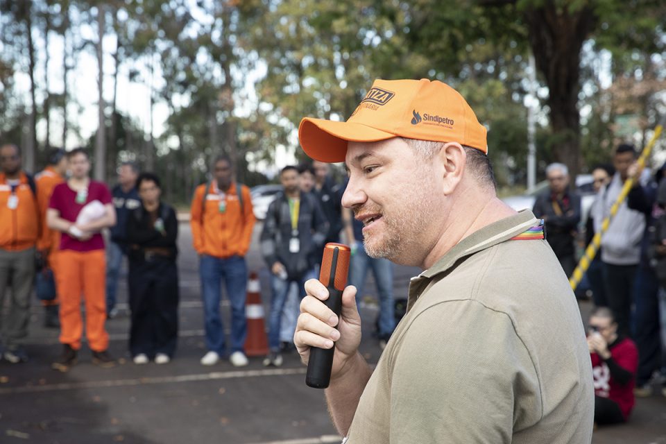 Ato dos trabalhadores próprios da Petrobrás em solidariedade aos grevistas da Ergo, empresa responsável pela Saúde da Replan (Foto: Guilherme Weimann)