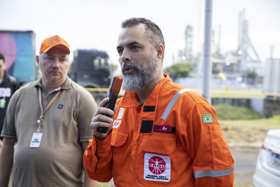 Ato dos trabalhadores próprios da Petrobrás em solidariedade aos grevistas da Ergo, empresa responsável pela Saúde da Replan (Foto: Guilherme Weimann)