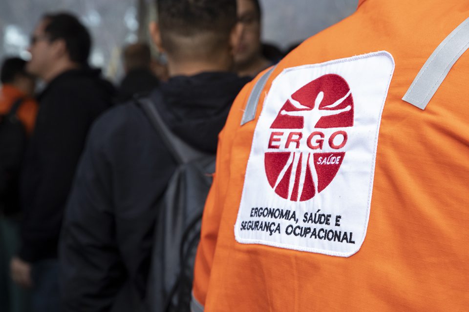 Ato dos trabalhadores próprios da Petrobrás em solidariedade aos grevistas da Ergo, empresa responsável pela Saúde da Replan (Foto: Guilherme Weimann)