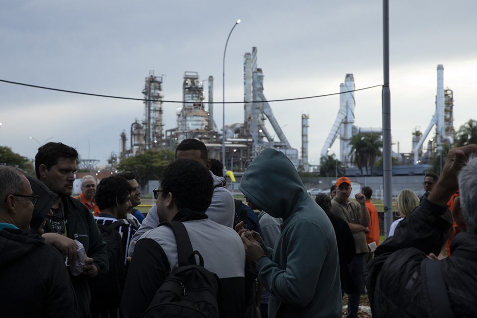 Ato dos trabalhadores próprios da Petrobrás em solidariedade aos grevistas da Ergo, empresa responsável pela Saúde da Replan (Foto: Guilherme Weimann)